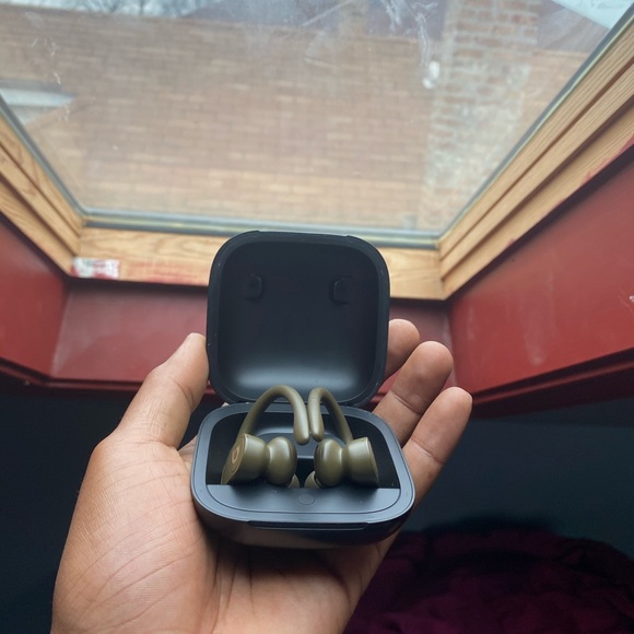 PowerBeats wireless headphones - Picture 2 of 3